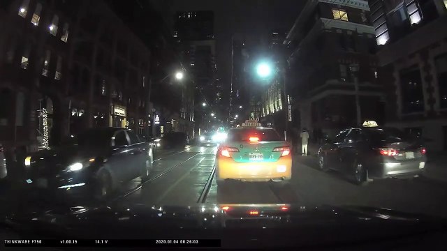 Un mauvais conducteur franchit l’autre côté de la rue et crée un accident.