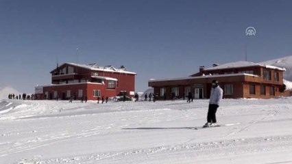 "Kar kenti"nin çocukları 2 bin 800 rakımda kayak öğreniyor