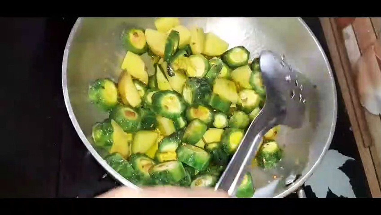 करेला ओर आलु की ऐसी सब्जी आपने कभी खाई नही होगी इस तरीके से बनाऐ  कभी कडबे नही बनेंगे