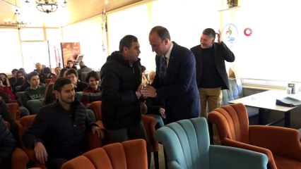 Belediye başkanı gözüne bant takıp görme engellilerin zorluklarına dikkat çekti