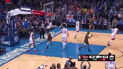 Chris Paul met un petit pont à son adversaire et annonce le match terminé