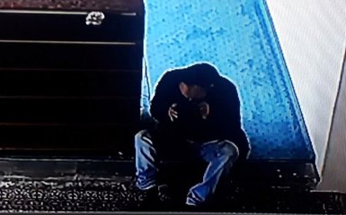 Önce kokladı, sonra çaldı! Camideki ayakkabı hırsızlığı kamerada