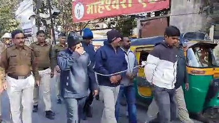 Télécharger la video: इंदौर पुलिस ने निकाला गुंडों का जुलूस, कान पकड़कर लगवाई उठक बैठक