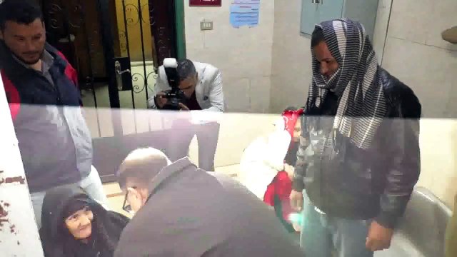 محافظ أسيوط يوزع شيكولاتة على مرضى قسم الإصابات بالمستشفى الجامعى