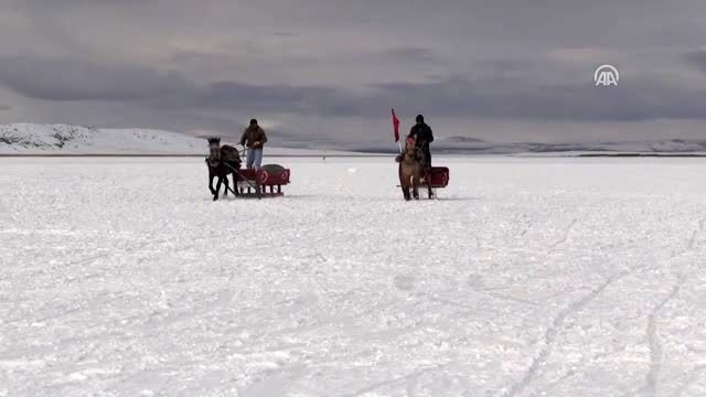 Buz tutan Çıldır Gölü'nde kar motorlarıyla gezinti imkanı - KARS