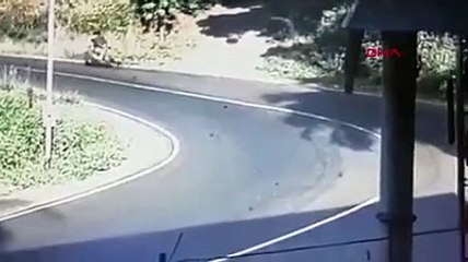 Otomobilin kapısı birden açılınca, çocuk yola düştü