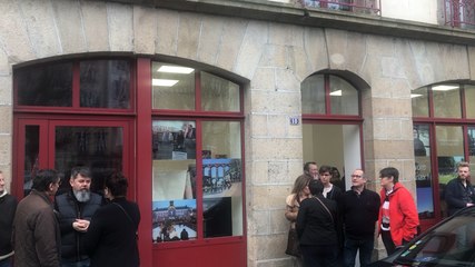 Le cortège s’arrête à la permanence de campagne d’Agnès Le Brun