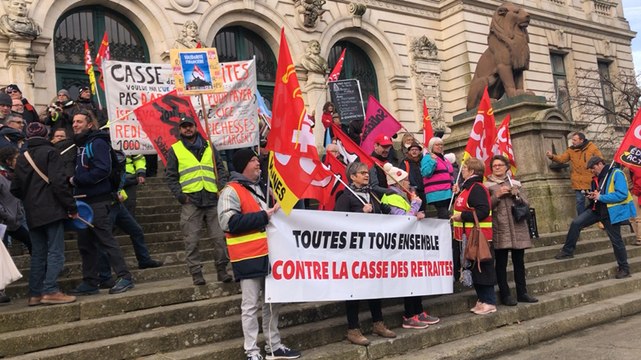 Environ 500 personnes manifestent contre la réforme des retraites