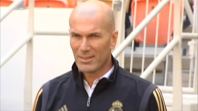 Zidane y Simeone posan junto al trofeo de la Supercopa de España