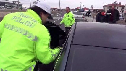 Polisten kaçarken kaza yaptı, kaçmaya devam etti...O anlar kamerada