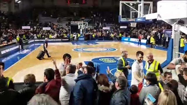 Le public de la Chorale de Roanne fête ses joueurs après la victoire contre Châlons-Reims