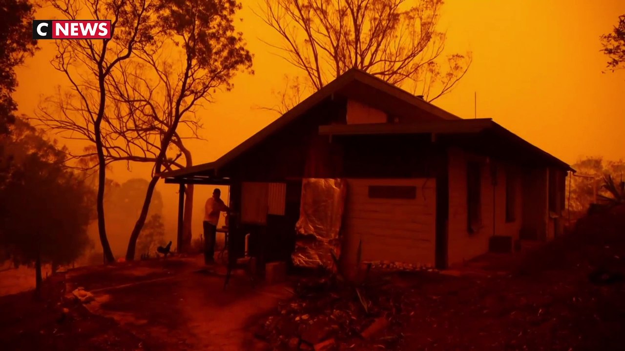 Australie : un jeune fermier sinistré constate les dégâts