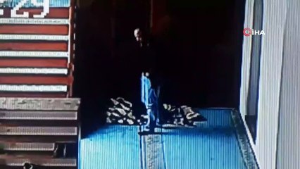 Önce ayakkabıyı önce kokladı sonra çaldı