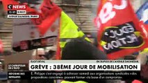 Plusieurs boutiques dont des banques sont en train d'être saccagées avenue Daumesnil à Paris en tête de manifestation