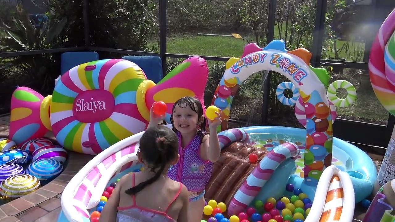 Brinquedos de Piscina !! (Bóias gigantes no formato de Doces) com Sophia, Isabella e  Alice