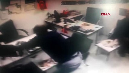 Deprem anı güvenlik kamerasına yansıdı - 1