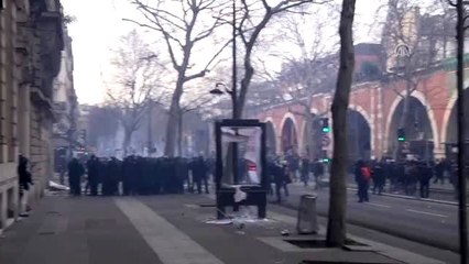 Macron yönetiminin emeklilik reformunu protesto etmek için gösteri düzenlendi (3)