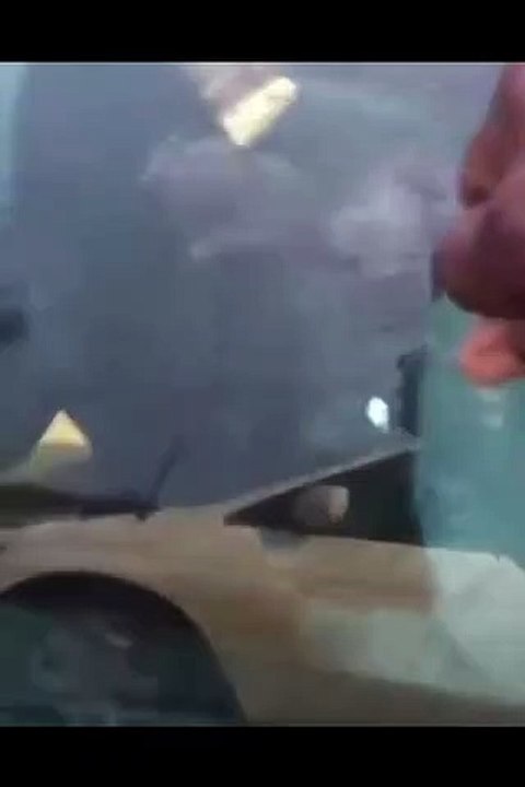 Ivre il conduit au ralenti et termine dans le lampadaire !