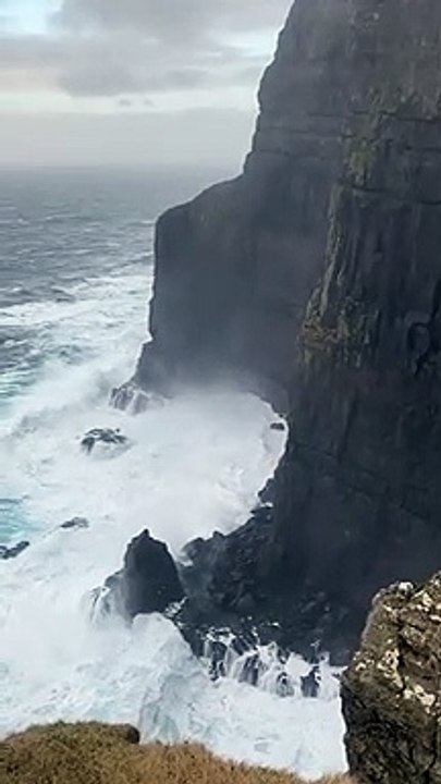 Tornade le long d'une falaise en pleine tempête au bord de la mer !