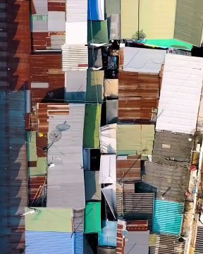 Le train passe au milieu du marché, enlevé en quelques secondes !