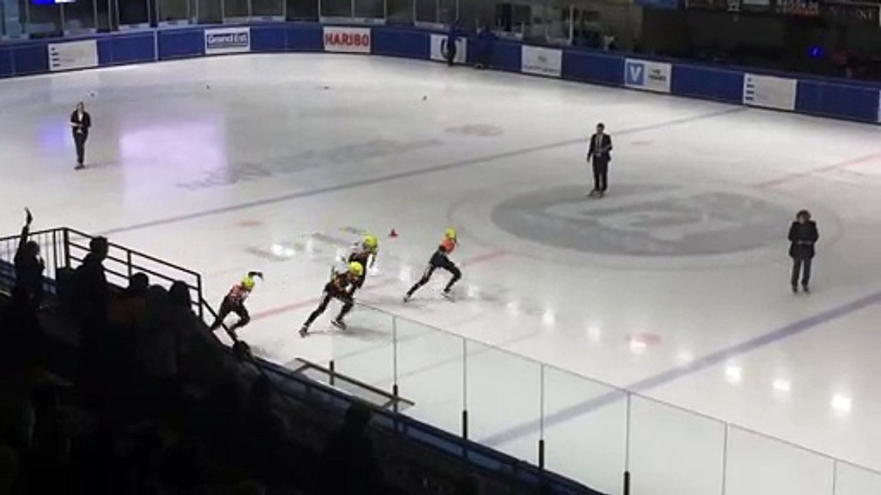 short-track :  des chutes et du spectacle à la patinoire de Poissompré