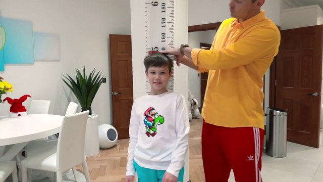 Макс пользуется помадой и хочет быть похож на девочку