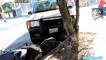 Se impactan dos camionetas y una moto
