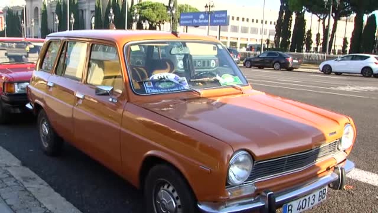 Desfile de coches antiguos en Barcelona contra...