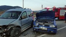 Hafif ticari araç ile otomobil çarpıştı: 1 yaralı