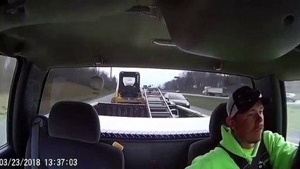 Descargar video: Ce conducteur va se faire la frayeur de sa vie en tractant un engin de chantier