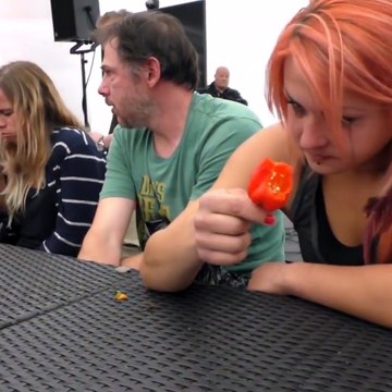 Concours de mangeurs de piment... ils ont très chaud