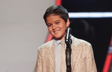 طفل يشعل مسرح ذا فويس كيدز بجمال صوته