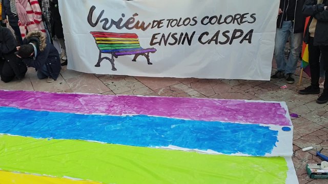 Manifestación para mantener los bancos aicoíris en Oviedo