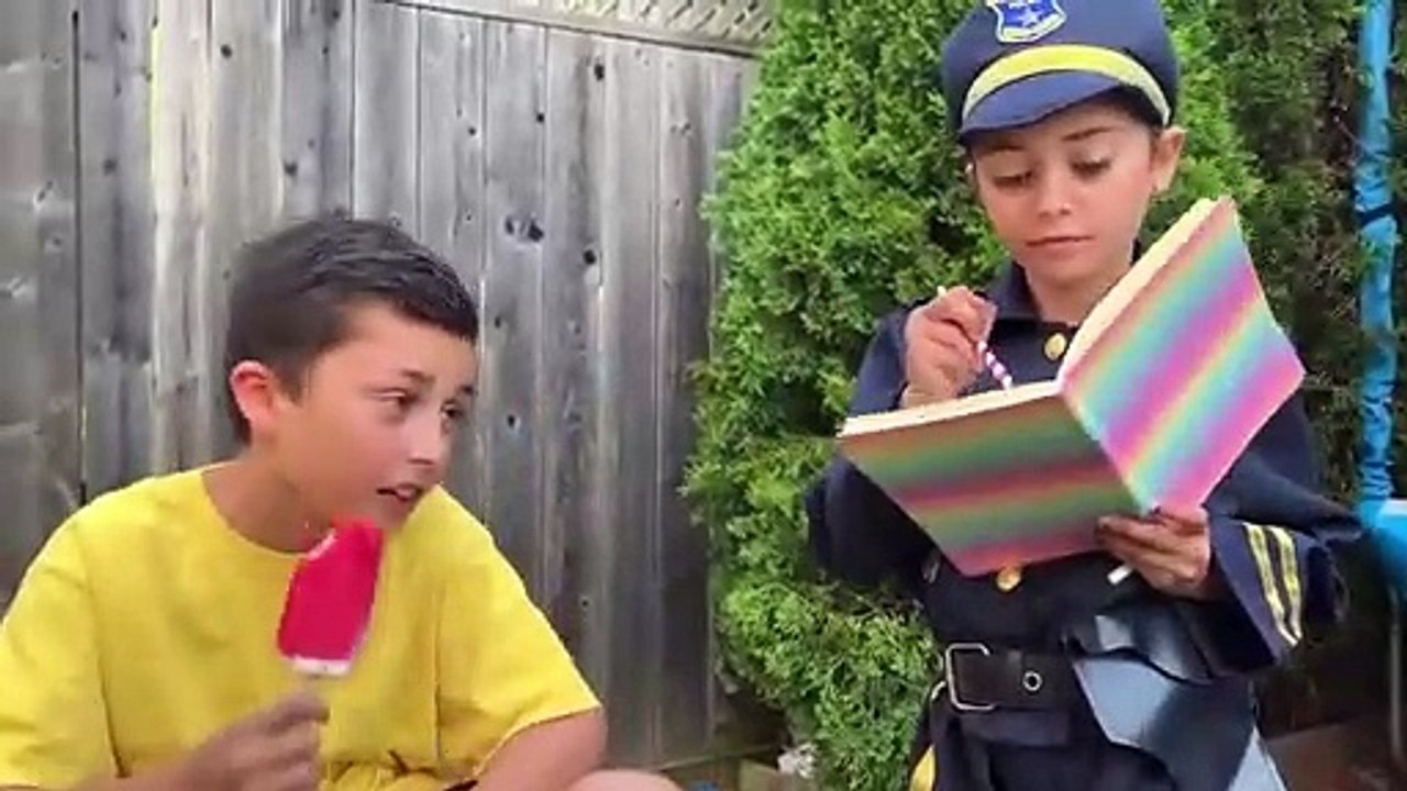 Heidi y Zidane pretenden jugar a la Policía ‍♀️ Videos para niños