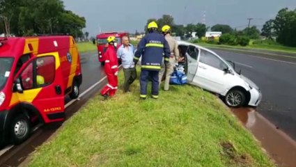Carro aquaplana e bate contra barranco na BR-467