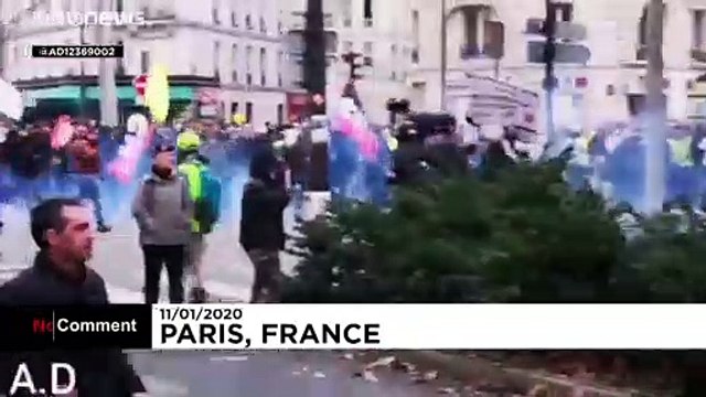 Paris'te protestolar şiddete dönüştü, hükümet emeklilik yaşı için geri adım attı