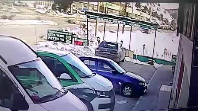 Çocuğunun doğum gününü kutlamak için aldığı pastayı eve götürürken otomobil çarptı