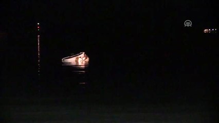 Çeşme'de düzensiz göçmenleri taşıyan ve 8'i çocuk 11 kişinin öldüğü tekne karaya çıkarıldı(4)