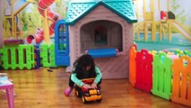 Nur Bebeğin Eli Oyuncak Kamyona Sıkıştı Shfa Olay Yerine Geldi Parmağını Kurtardı - Yara Bandı Taktı