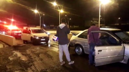 Batida entre veículos é registrada no viaduto da Avenida Rocha Pombo