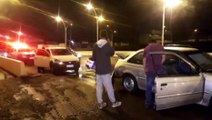 Batida entre veículos é registrada no viaduto da Avenida Rocha Pombo