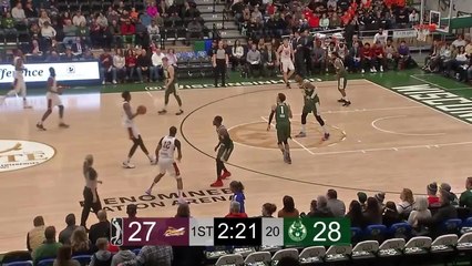 Sir'Dominic Pointer rattles the rim on the finish!