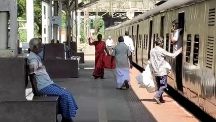 स्टेशन पर सावधान रहें फोन चोर का लाइव वीडियो