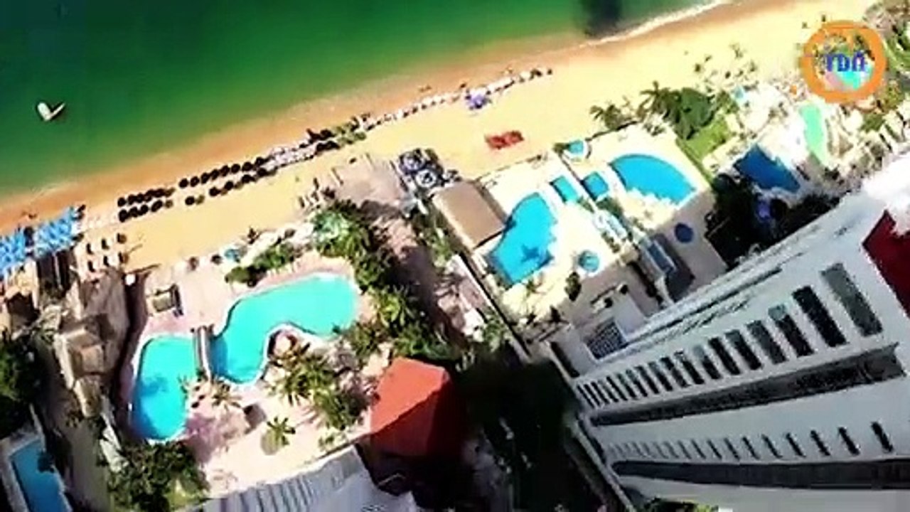 Un parachutiste fonce droit vers un balcon et reste suspendu dans le vide