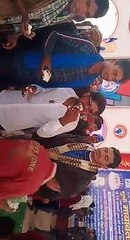 इटावा में केक लूट और केक को बचाने में चले डंडे