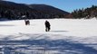 Gölcük'te buz tutan gölün üzerinde tehlikeli yürüyüş