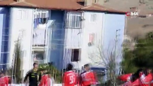 Amatör lig maçında korku dolu dakikalar; boğazına darbe aldı, yere yığıldı...