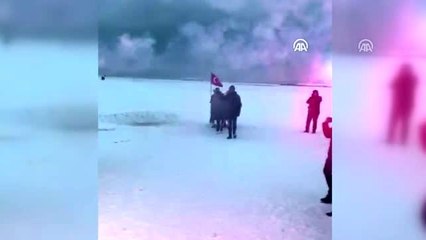 Buz üstünde meşalelerin arasından geçerek evlenme teklifinde bulundu