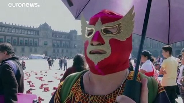 La lunga marcia delle scarpette rosse ricomincia a Città del Messico