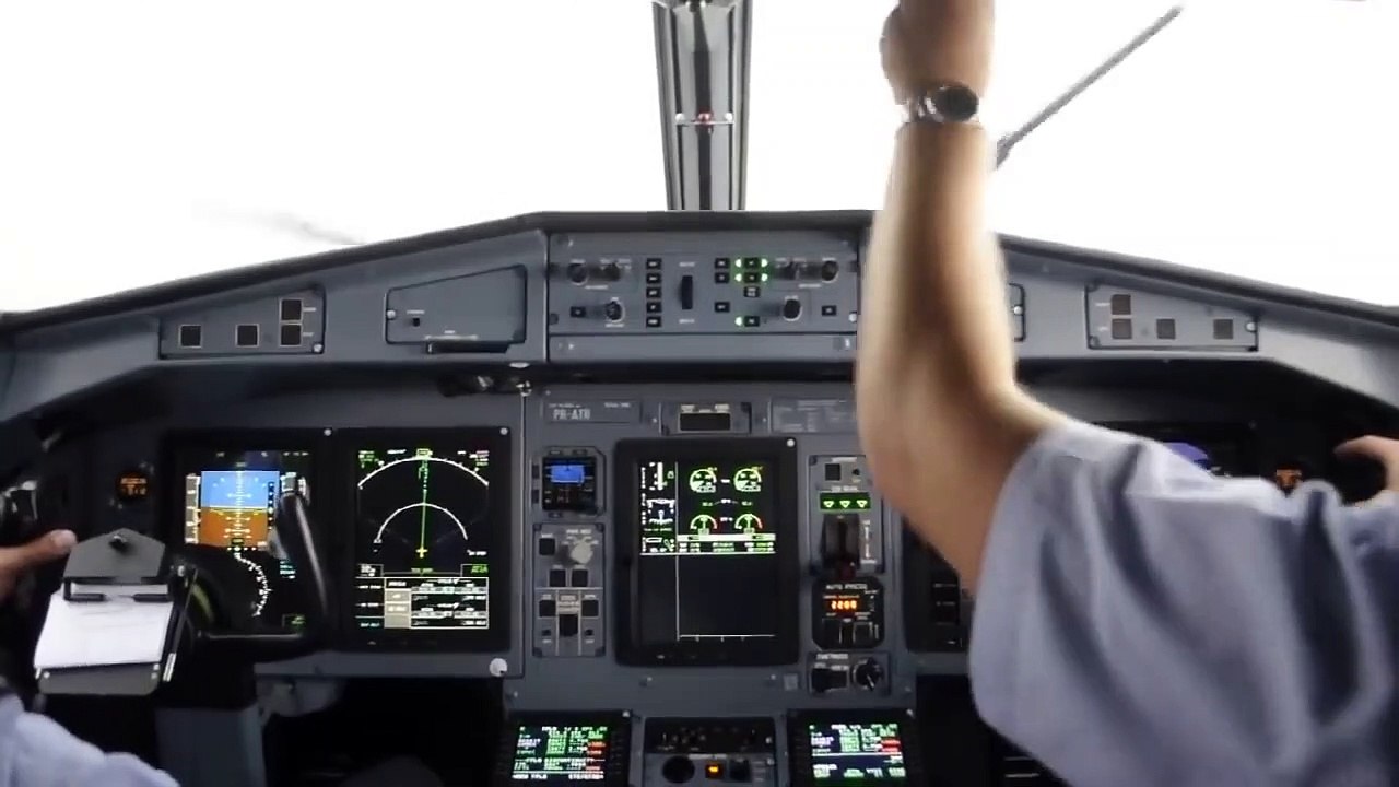 AZUL ATR 72-600 Pouso em Campinas com chuva ✈ Landing at Campinas airport on a rainy day